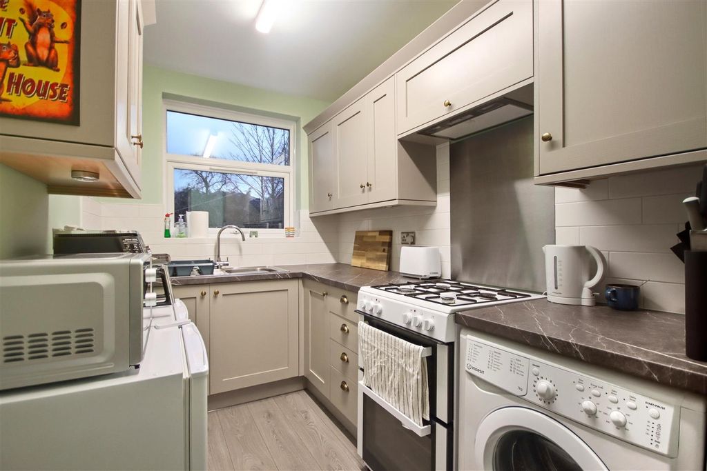 Property photo 3 of 11 Kitchen