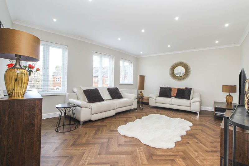 Property photo 3 of 20 Lounge