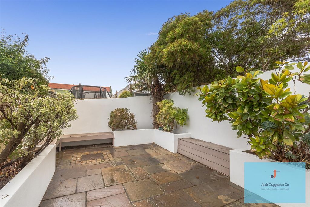 Property photo 2 of 22