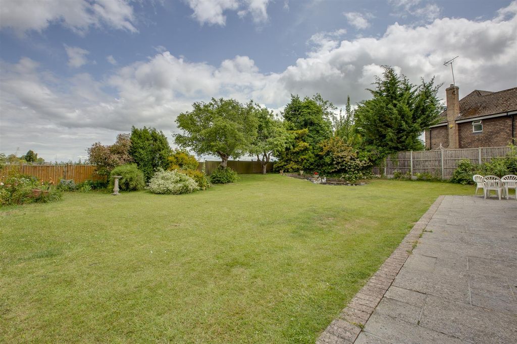 Property photo 2 of 17 2 Mayflower Close, Hp17 8Qh-1.Jpg