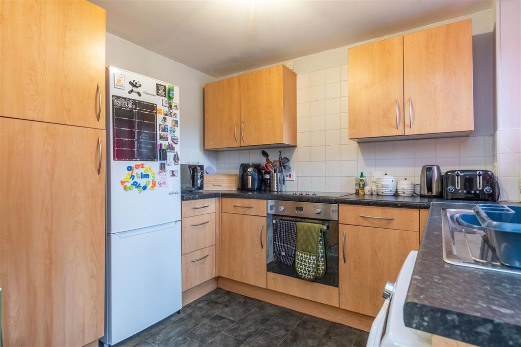 Property photo 3 of 19 Kitchen