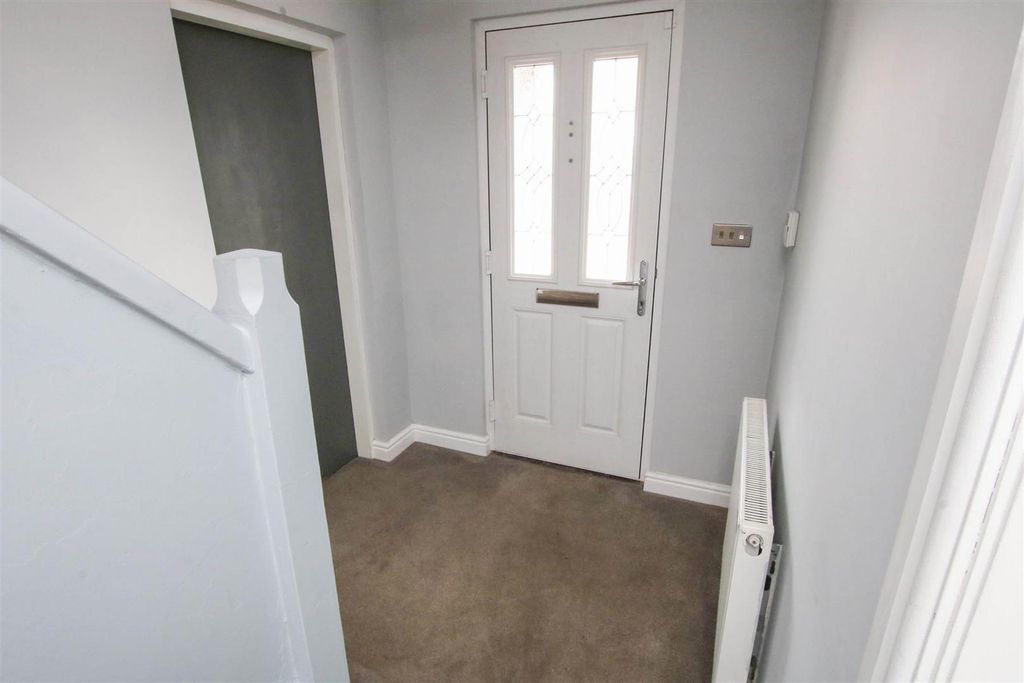 Property photo 3 of 21 Entrance Hall