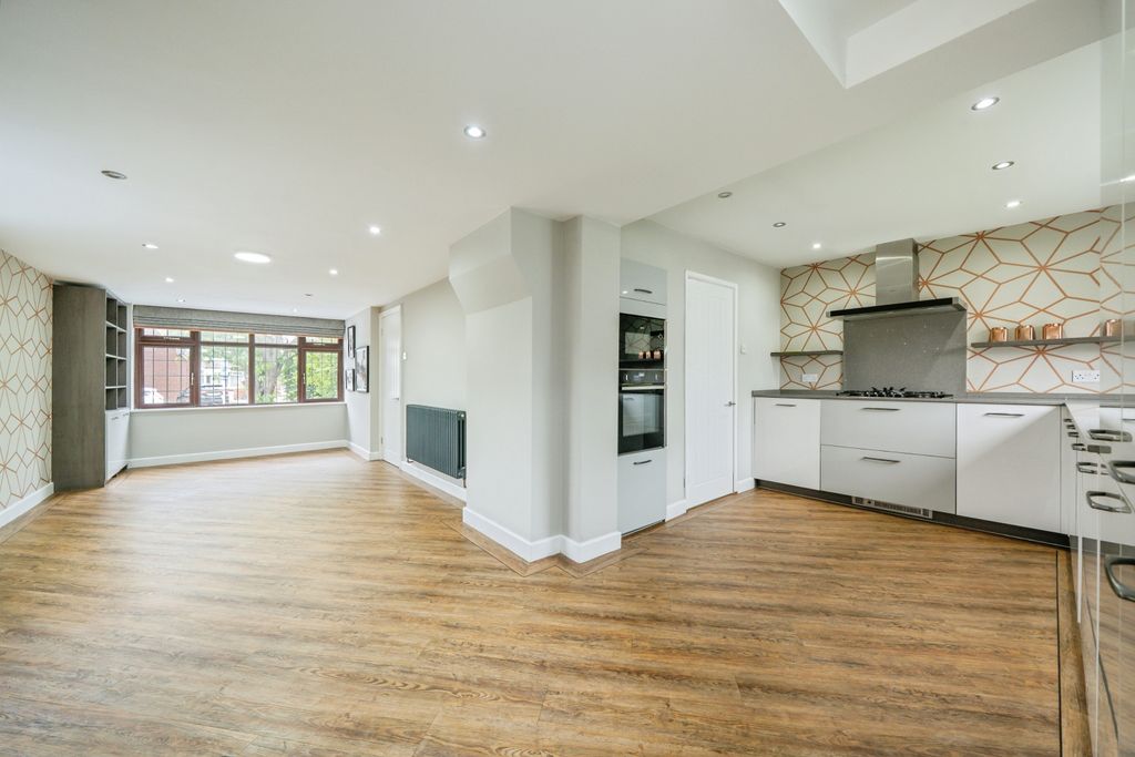 Property photo 2 of 28 2. Kitchen