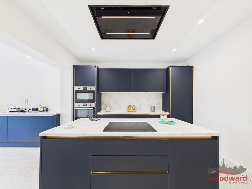 Property photo 3 of 17 Kitchen