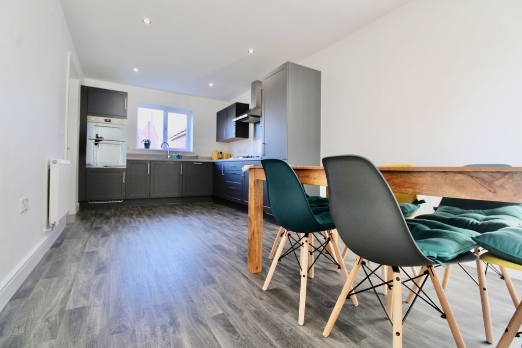 Property photo 3 of 16 Kitchen Diner Angle 1