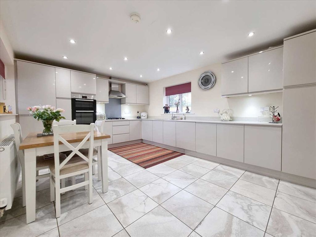 Property photo 2 of 13 Kitchen: