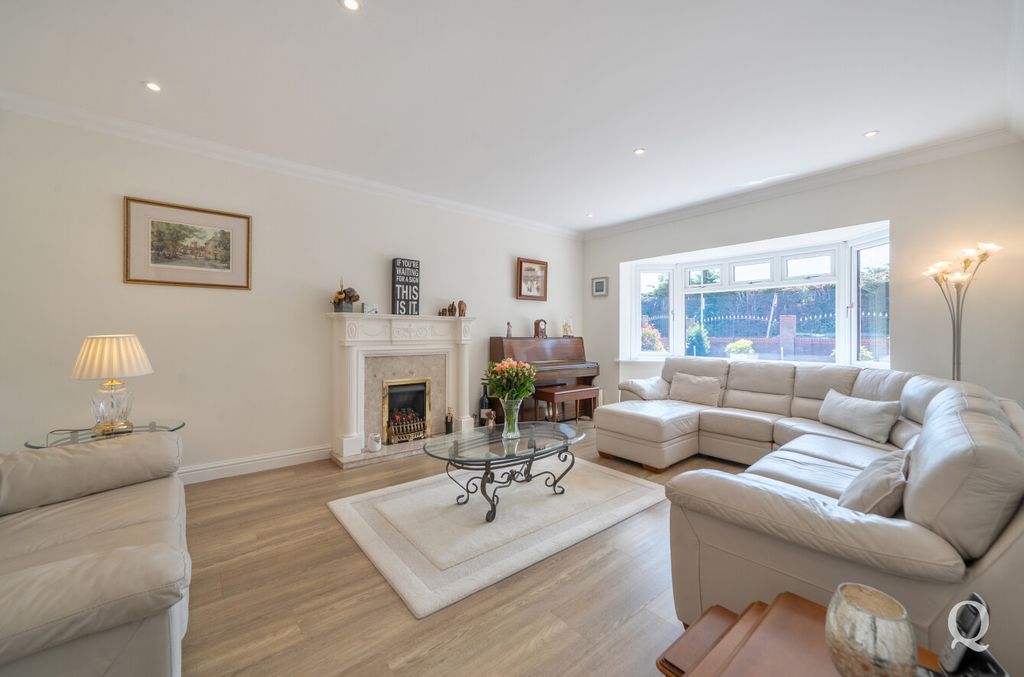 Property photo 2 of 28 2F9d7968-470A-433...