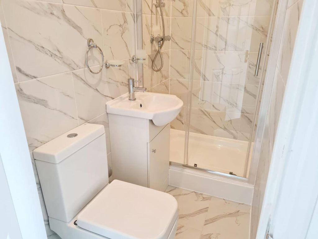 Property photo 3 of 10 Bathroom