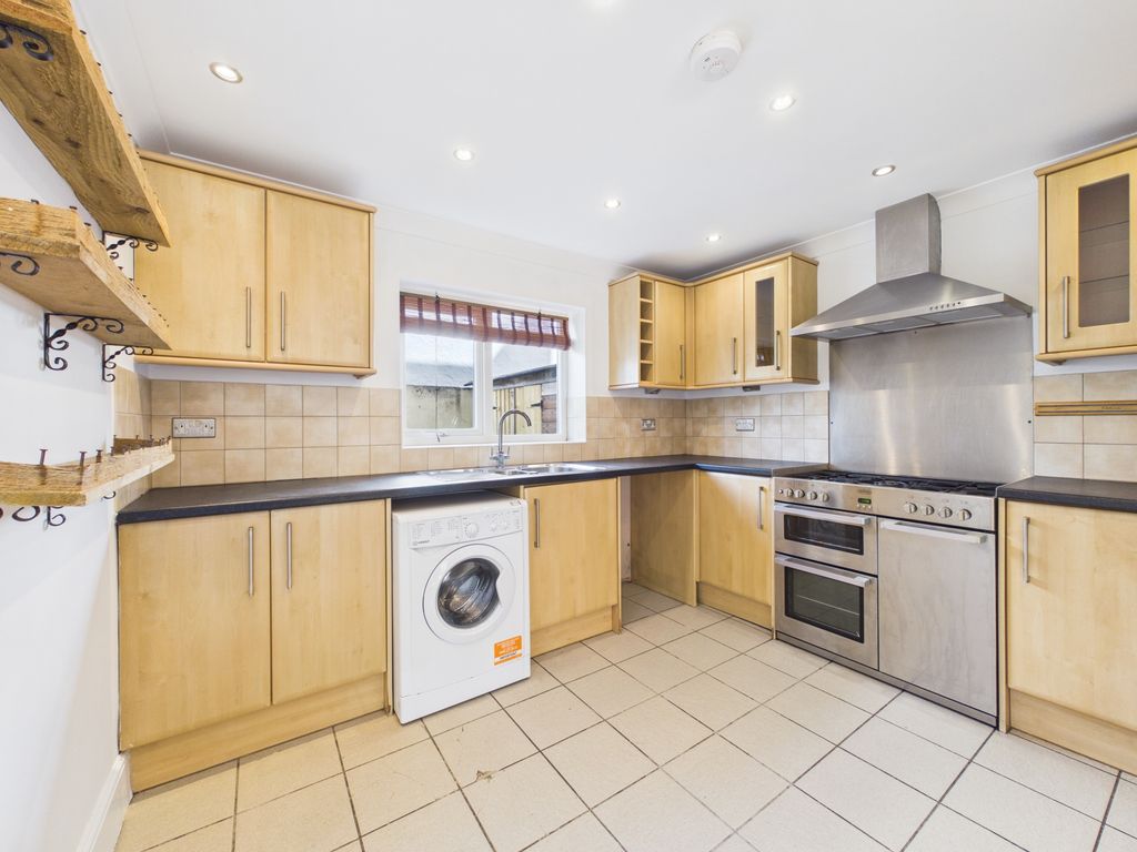 Property photo 3 of 19 Cam01381G0-Pr0237-Still001