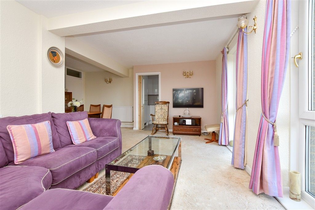 Property photo 1 of 12 Lounge