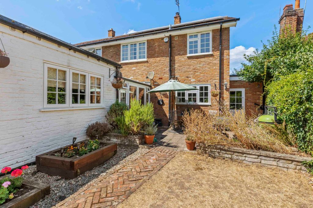 Property photo 3 of 28 Badgers Rest, Bisham Village, Sl7 1Rr (Low Res)-4