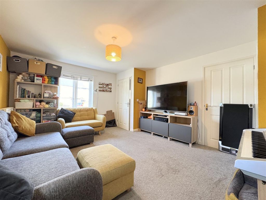 Property photo 3 of 22 Lounge