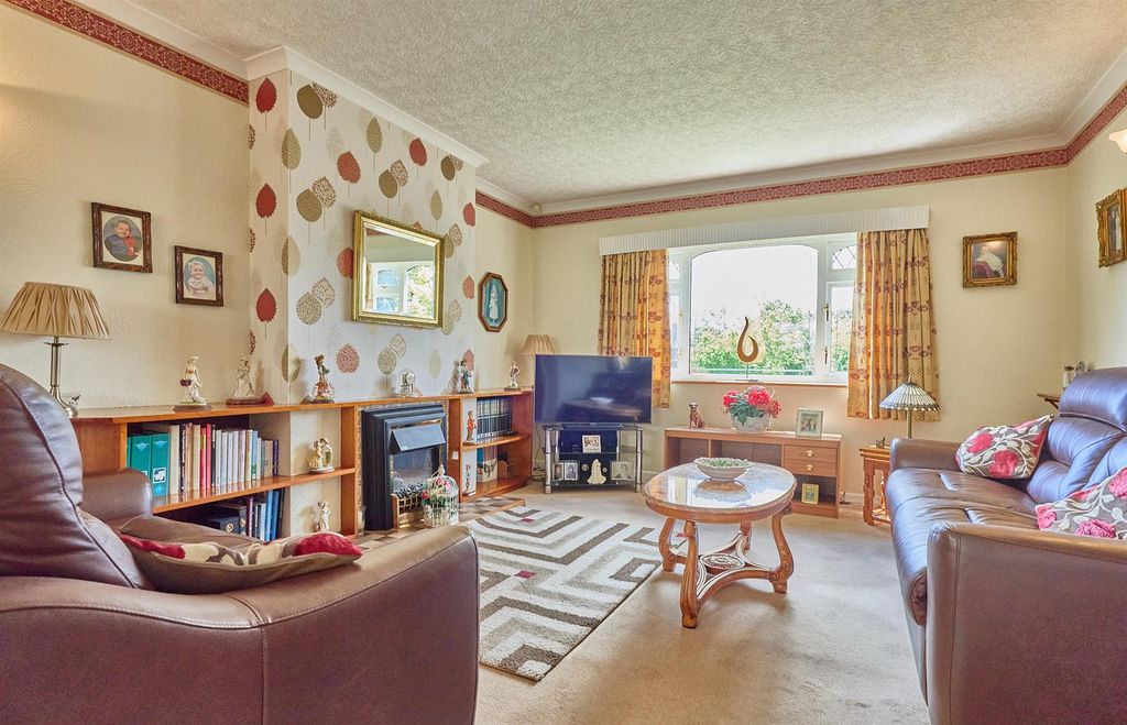 Property photo 3 of 17 Hollycroft Hinckley_9.Jpg