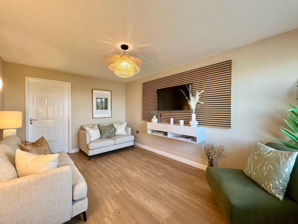 Property photo 2 of 18 Lounge