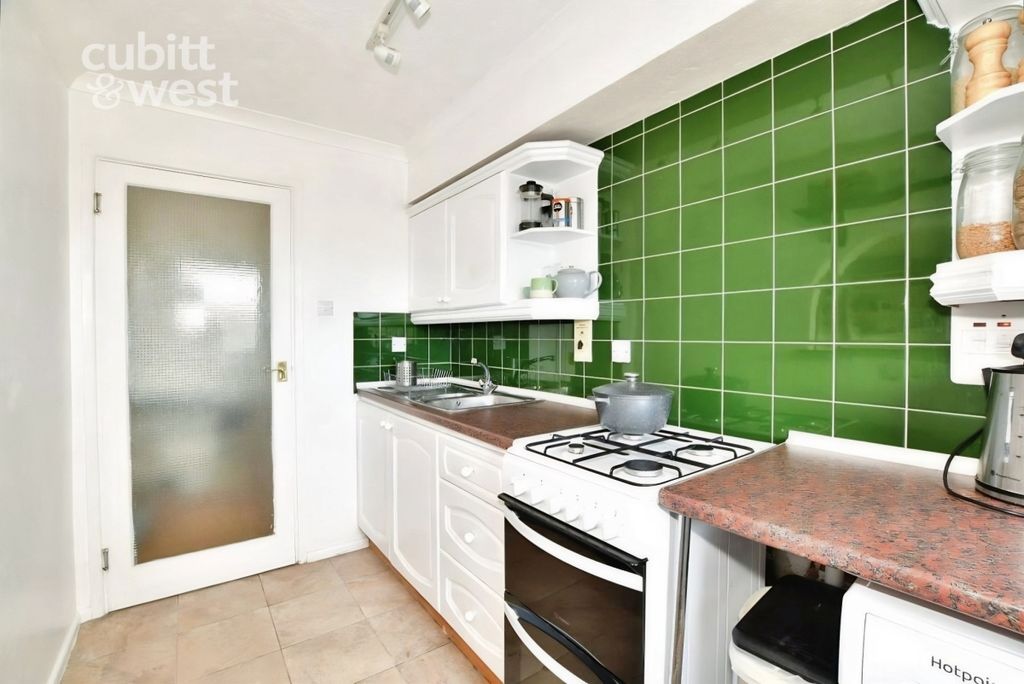 Property photo 3 of 9 Kitchen