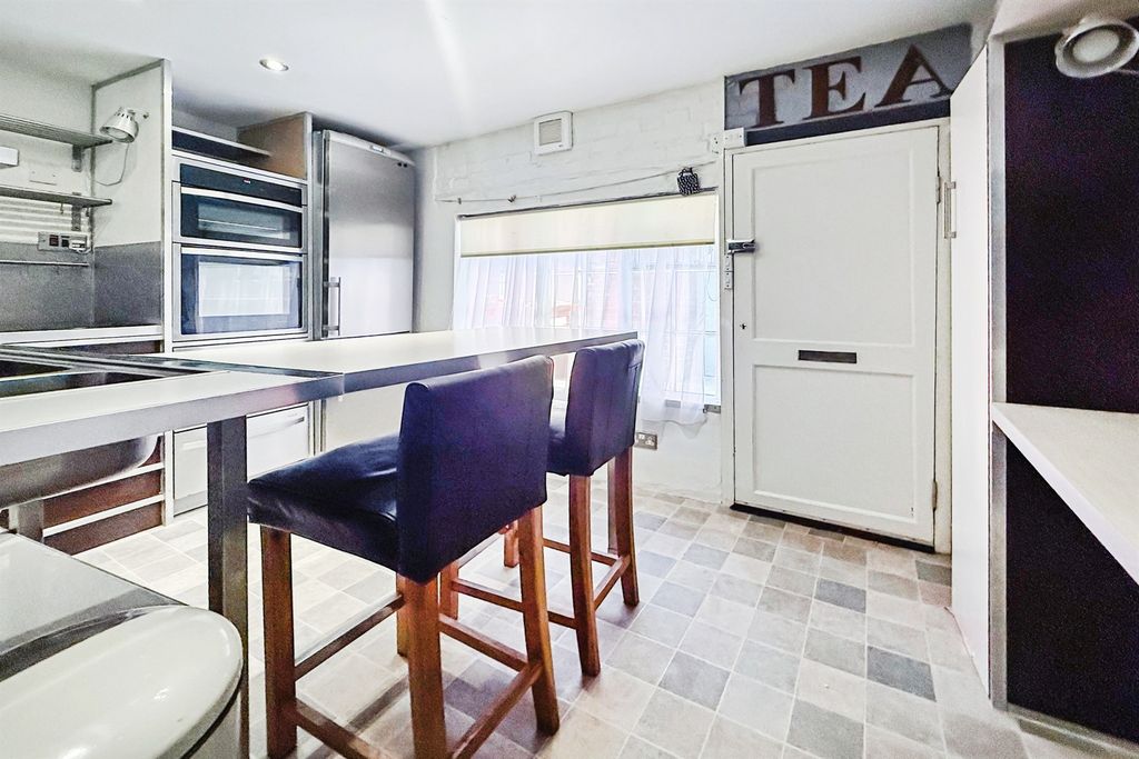 Property photo 3 of 10 Kitchen