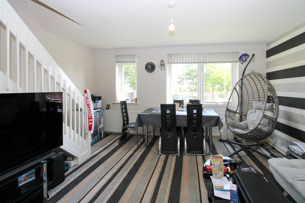 Property photo 3 of 7 Lounge