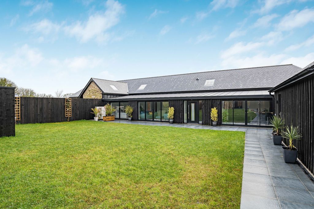 Property photo 1 of 32