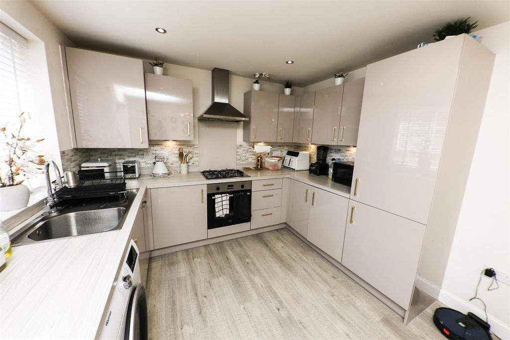 Property photo 3 of 14 Kitchen/Dining Room