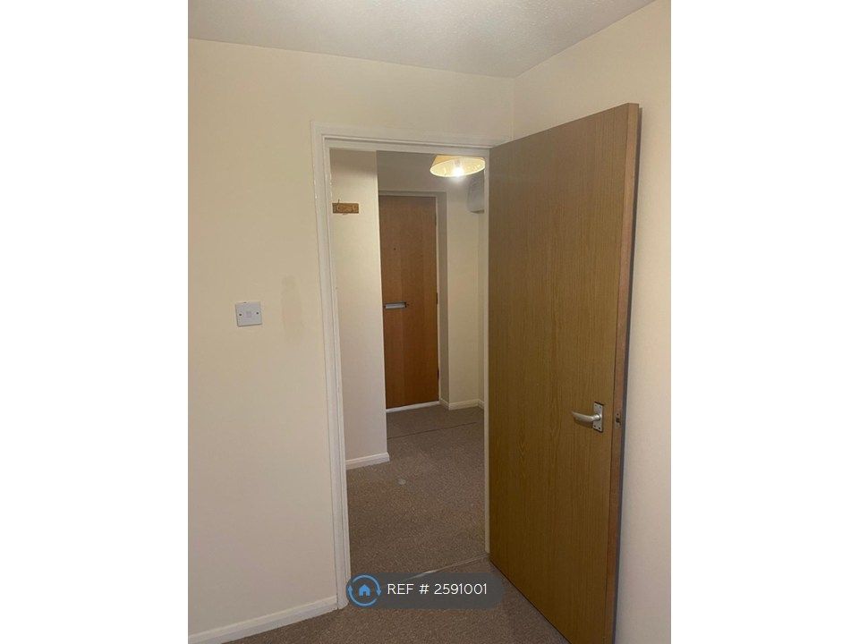 Property photo 2 of 7 Hallway