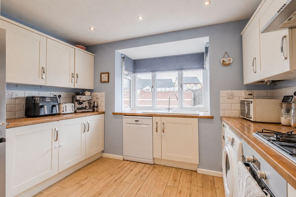 Property photo 3 of 15 Kitchen