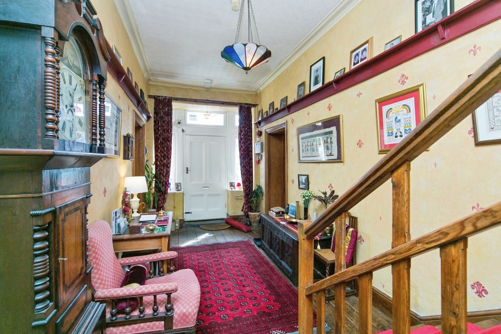 Property photo 2 of 37 Entrance Hall