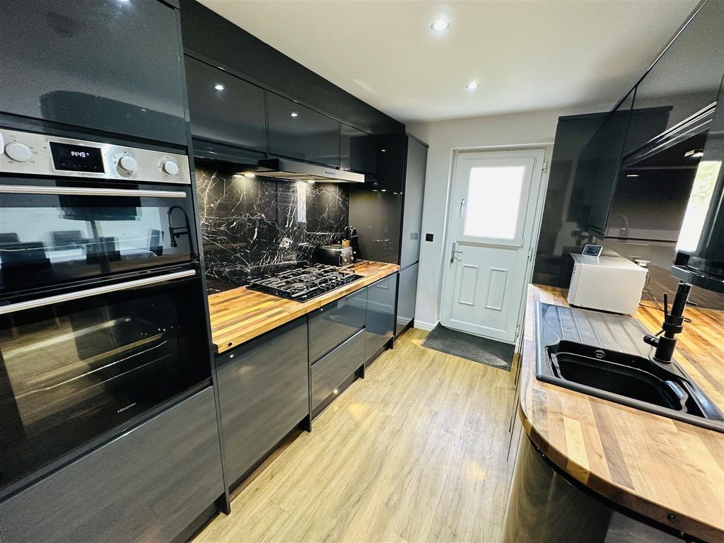 Property photo 2 of 16 Kitchen Diner
