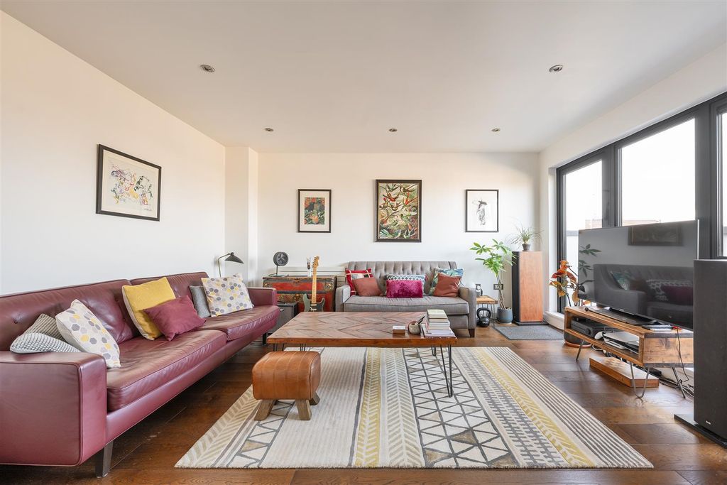 Property photo 1 of 16 Vyner Street, E2