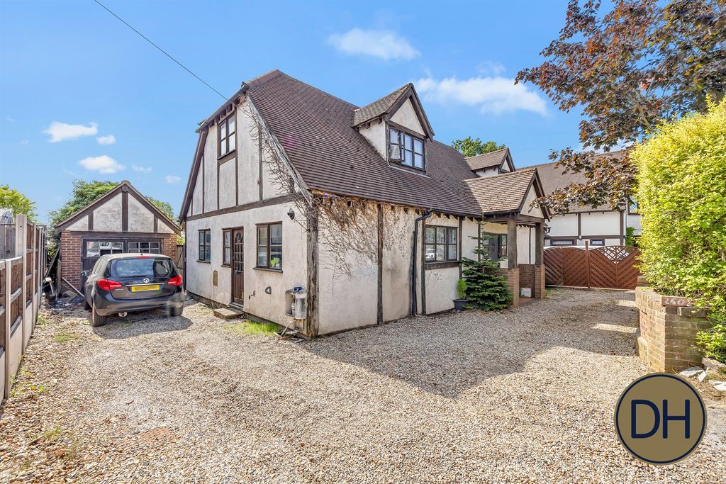 Property photo 1 of 23 High Road North Weald