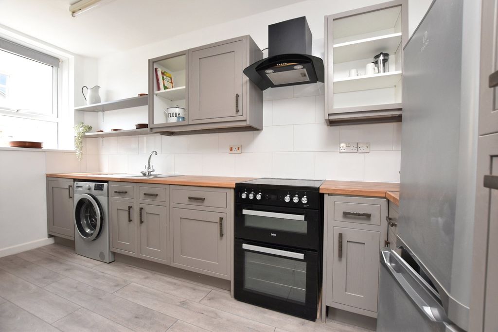 Property photo 3 of 12 Kitchen