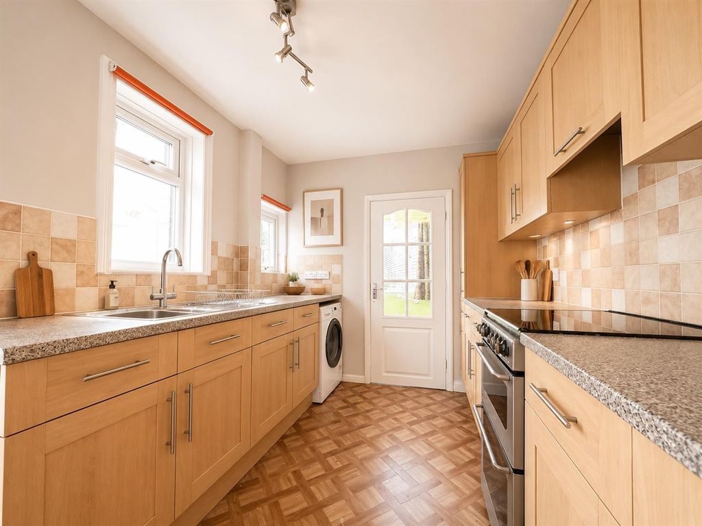 Property photo 3 of 10 Kitchen