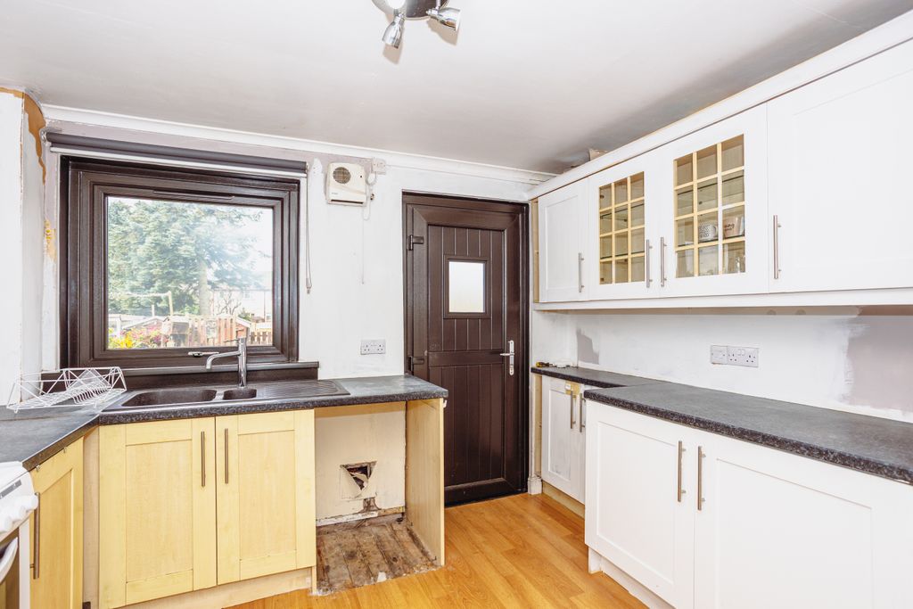 Property photo 3 of 25 Kitchen