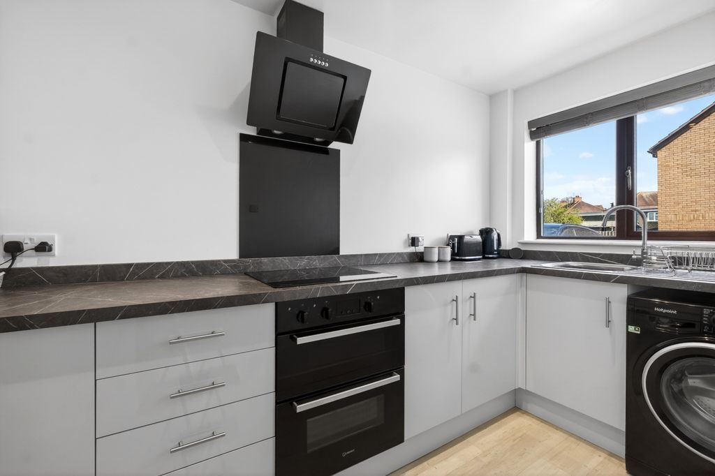 Property photo 3 of 11 Kitchen