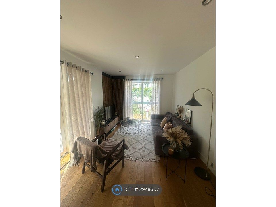 Property photo 1 of 12 Living Space