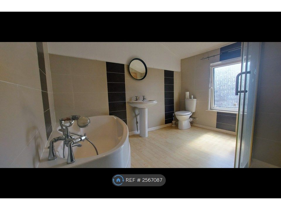 Property photo 1 of 16 Bathroom