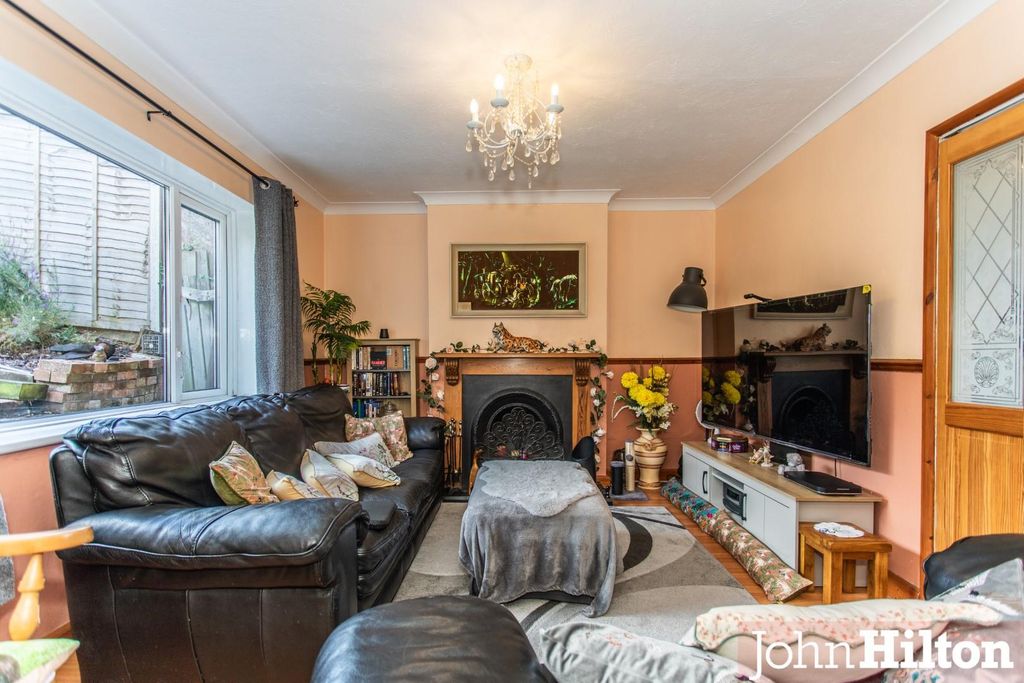 Property photo 3 of 18 Rotherfield Crescent-35.Jpg