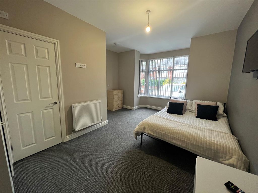 Property photo 2 of 11 Photo 6 121 Cranbrook.Jpg
