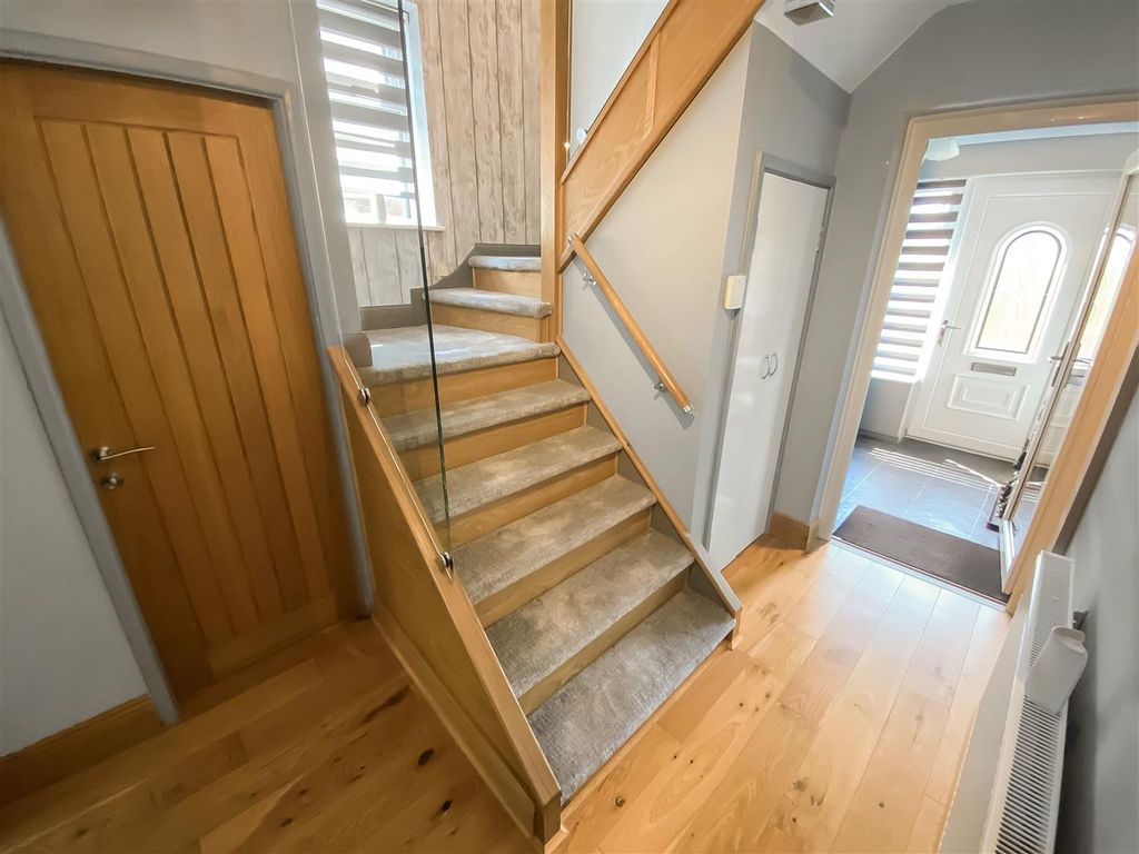 Property photo 3 of 17 Entrance Hallway
