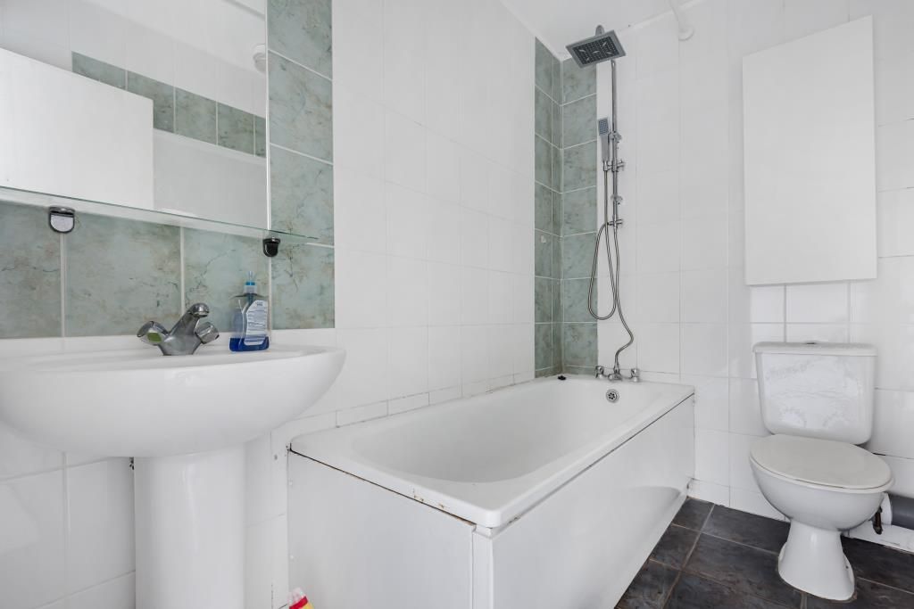 Property photo 2 of 10 Bathroom