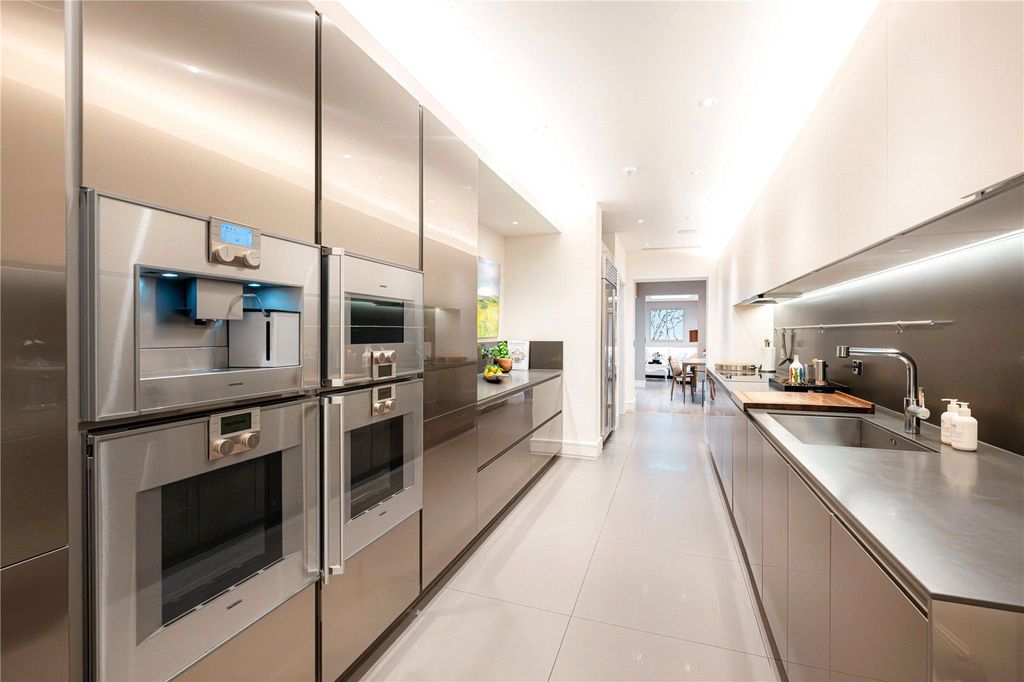 Property photo 3 of 31 Kitchen