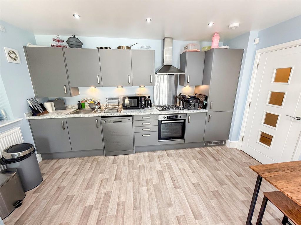Property photo 3 of 11 Kitchen Area