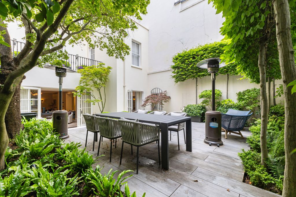 Property photo 2 of 30 Private Rear Garden
