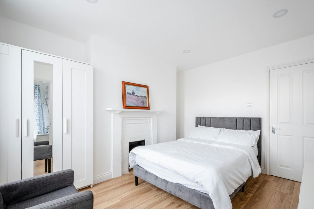 Property photo 1 of 7 Brick Lane 136 F2 - 3.Jpg