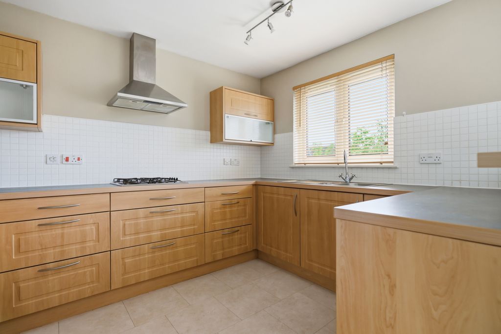 Property photo 2 of 27