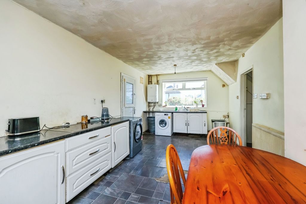 Property photo 2 of 14 Fitted Kitchen