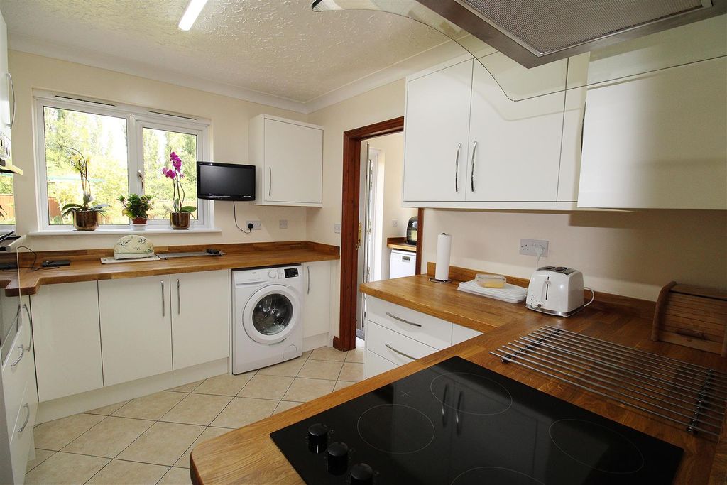 Property photo 3 of 19 Kitchen