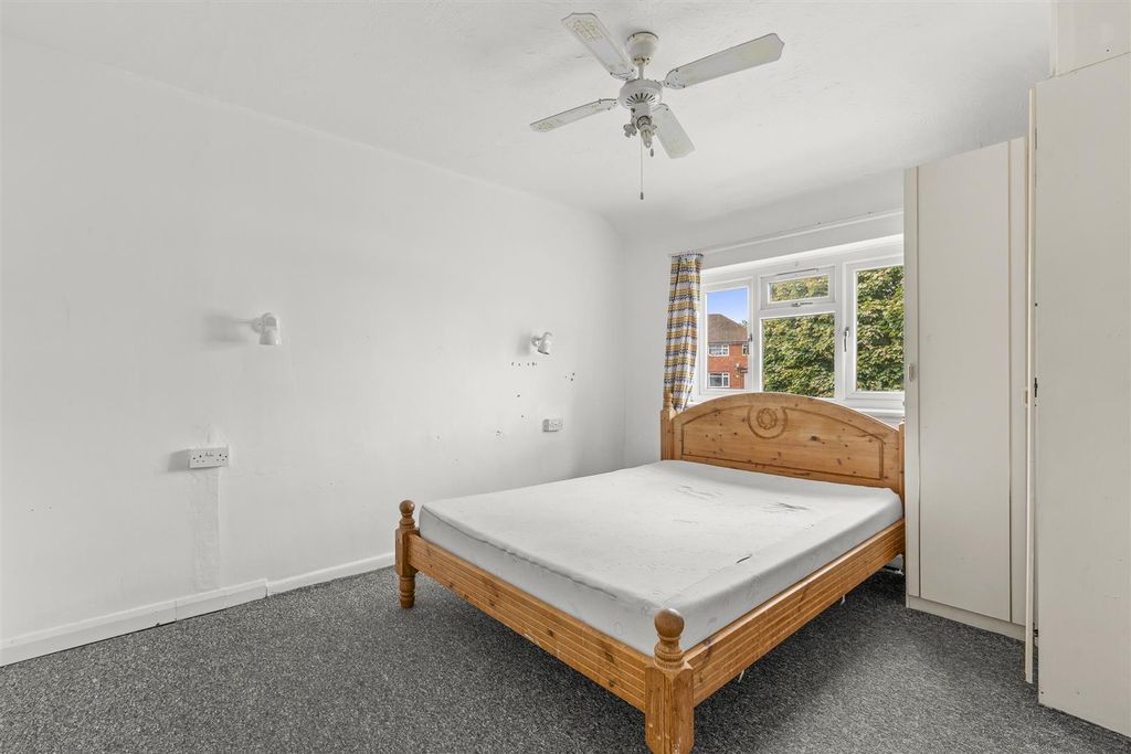 Property photo 3 of 9 Principal Bedroom