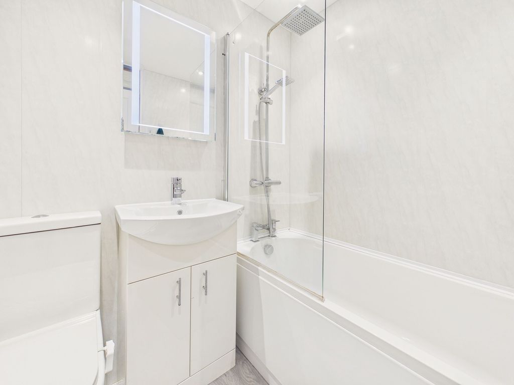 Property photo 2 of 12 Bathroom