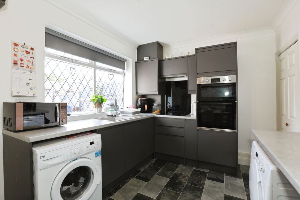 Property photo 3 of 18 Kitchen