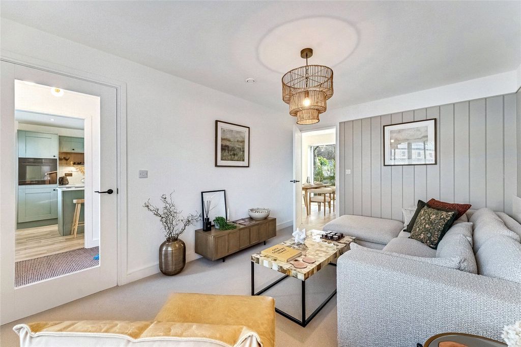 Property photo 3 of 10 Living